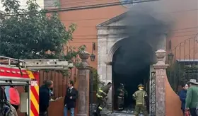 Incendia iglesia en Morelia; policías lo salvan de ser linchado