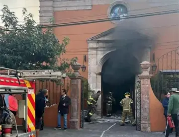 Incendia iglesia en Morelia; policías lo salvan de ser linchado