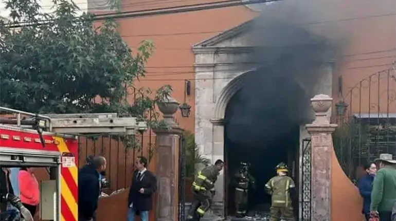 Sujeto es detenido tras incendiar iglesia en Morelia; policías lo salvan de ser linchado