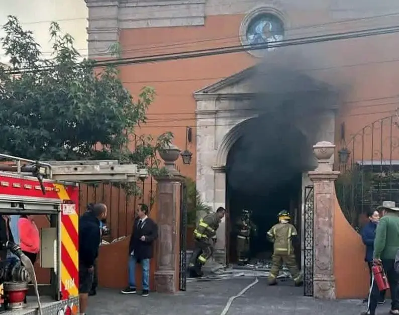 Sujeto es detenido tras incendiar iglesia en Morelia; policías lo salvan de ser linchado