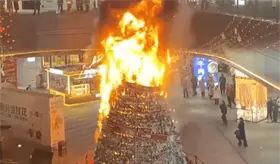 Se incendia árbol de Navidad en centro comercial chino