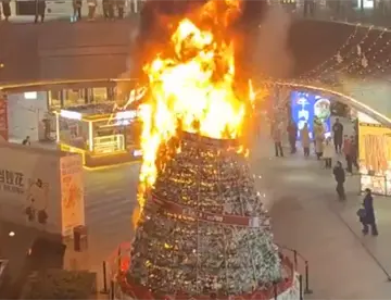 Se incendia árbol de Navidad en centro comercial chino
