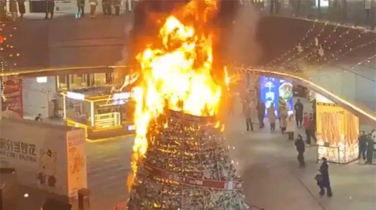 Se incendia árbol de Navidad en centro comercial chino