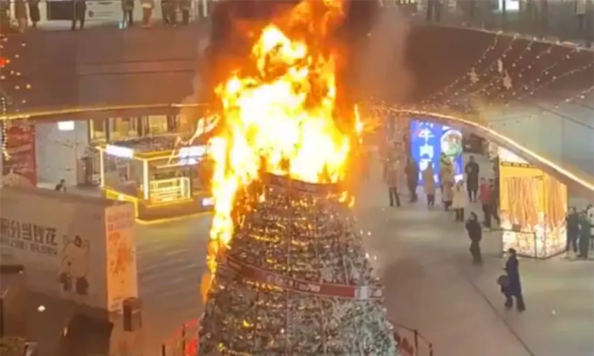 Se incendia árbol de Navidad en centro comercial chino
