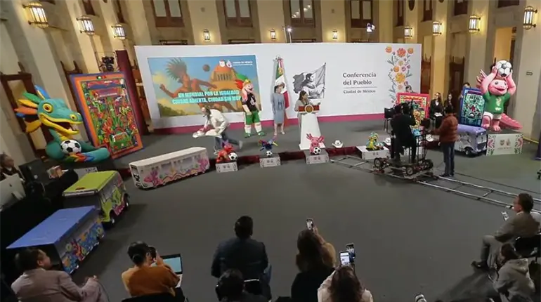 Quitan sombreros de la escenografía mundialista en plena Mañanera