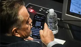 Captan a senador del PAN pidiendo ayuda a ChatGPT para realizar un discurso sobre renuncia del titular de la FGR