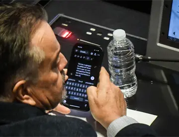 Captan a senador del PAN pidiendo ayuda a ChatGPT para realizar un discurso sobre renuncia del titular de la FGR