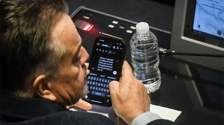 Captan a senador del PAN pidiendo ayuda a ChatGPT para realizar un discurso sobre renuncia del titular de la FGR