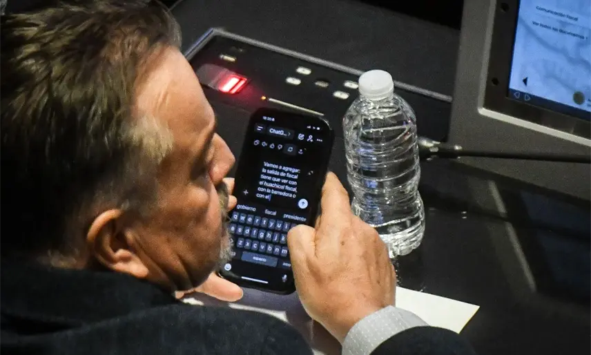 Captan a senador del PAN pidiendo ayuda a ChatGPT para realizar un discurso sobre renuncia del titular de la FGR