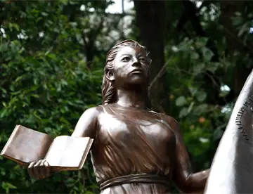 Seguirán trabajos del Paseo de las Heroínas con esculturas de indígenas