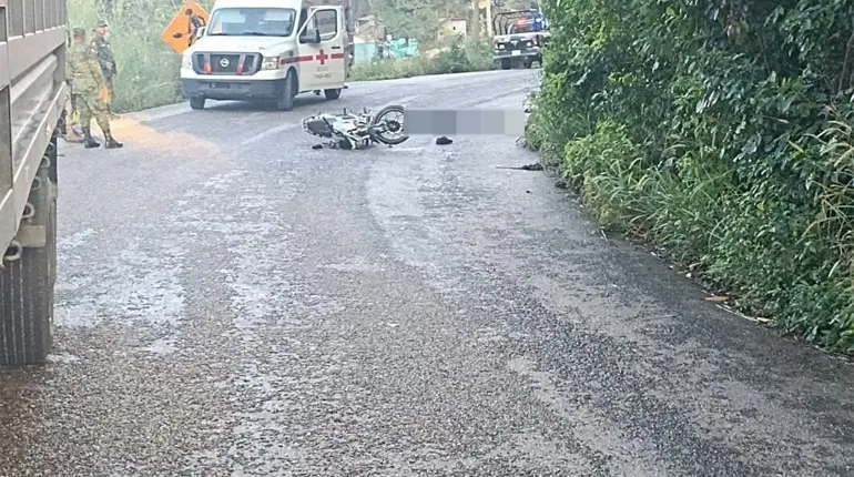 Fallece motociclista tras impactar camión del Ejército en Emiliano Zapata