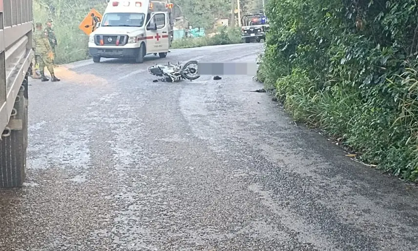 Muere motociclista tras impactar contra camión del Ejército en Emiliano Zapata