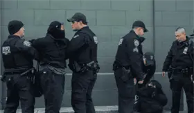 Detienen a manifestantes por bloquear paso de agentes migratorios en Nueva York