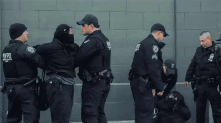 Detienen a manifestantes por bloquear paso de agentes migratorios en Nueva York