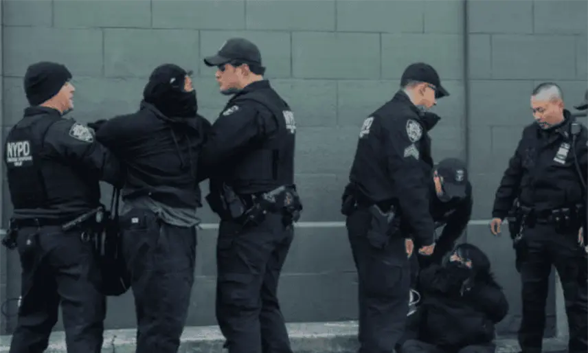 Detienen a manifestantes por bloquear paso de agentes migratorios en Nueva York