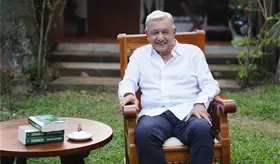 Presenta AMLO nuevo libro desde Palenque "para no hacerle sombra a Sheinbaum"