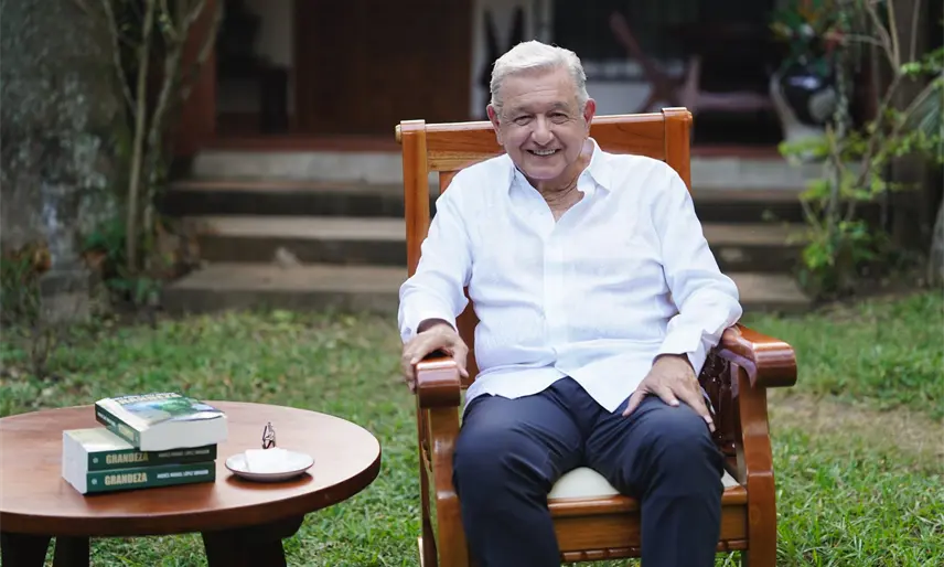 No es una simulación, estoy jubilado Reaparece AMLO para presentar libro