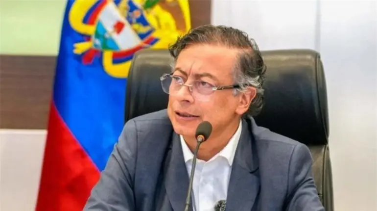 Petro pide reunión de la OACI tras acusar de "ilegal" cierre del espacio aéreo de Venezuela