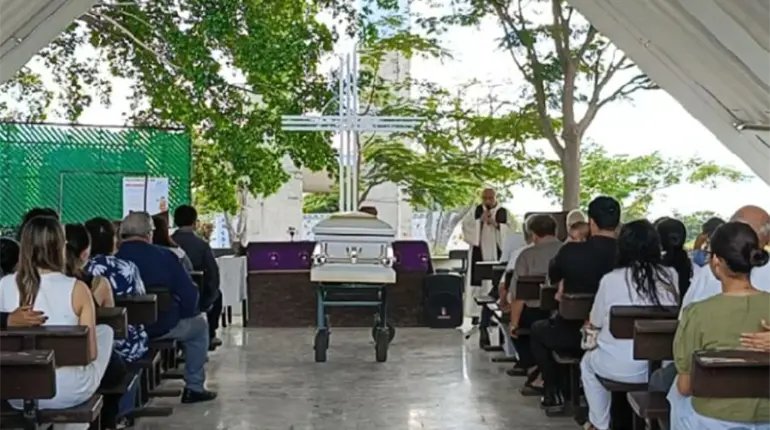 Con poesía y tequila, amigos y familiares dan último adiós a Vicente Gómez Montero