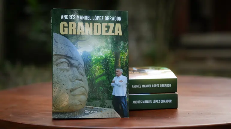 Asistentes a la FIL de Guadalajara buscan ´Grandeza´, el nuevo libro de AMLO