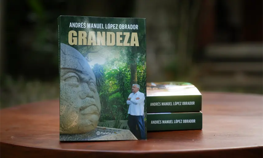 Asistentes a la FIL de Guadalajara buscan ´Grandeza´, el nuevo libro de AMLO