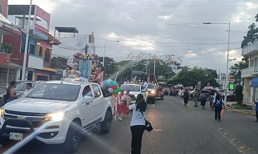 Con peregrinación y coronación de la virgen, iglesia católica inicia festejos Guadalupanos