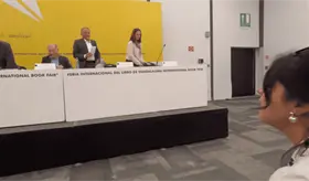 ¿Valió la pena cambiar su voto?, increpan a Pérez Dayán en la FIL Guadalajara