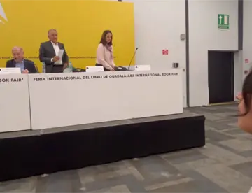 ¿Valió la pena cambiar su voto?, increpan a Pérez Dayán en la FIL Guadalajara