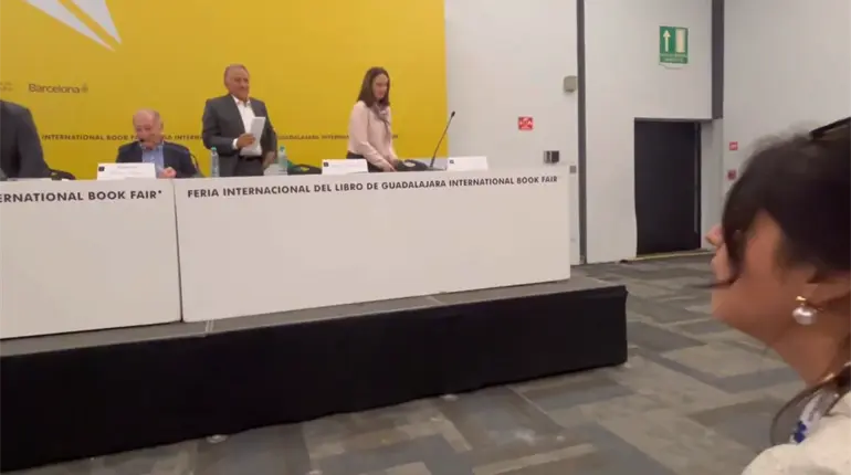 ¿Valió la pena cambiar su voto?, increpan a Pérez Dayán en la FIL Guadalajara