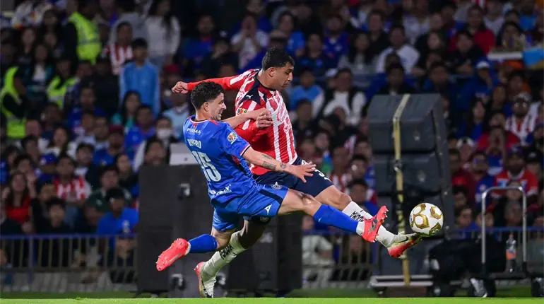 Con sufrimiento incluido, Cruz Azul vence a Chivas y está en semifinales