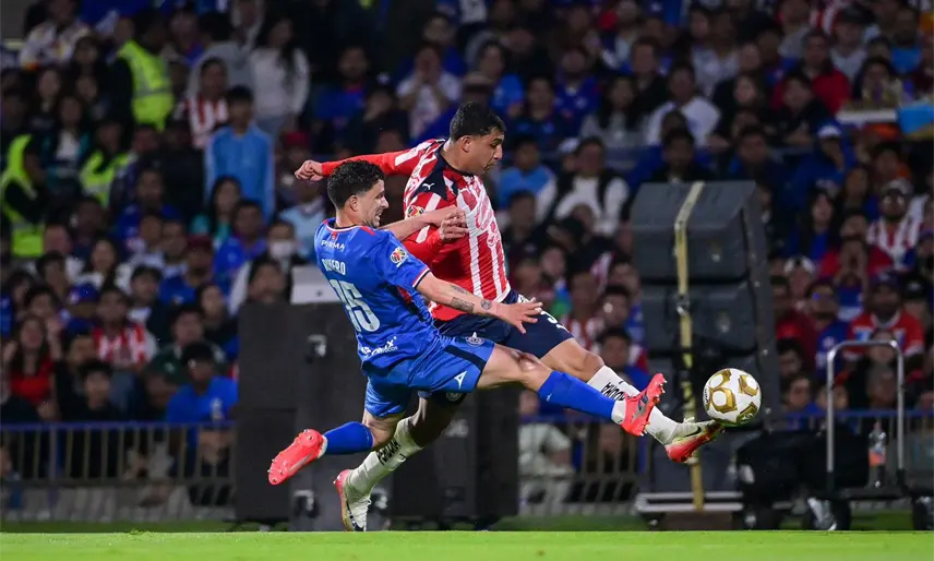 Con sufrimiento incluido, Cruz Azul vence a Chivas y está en semifinales