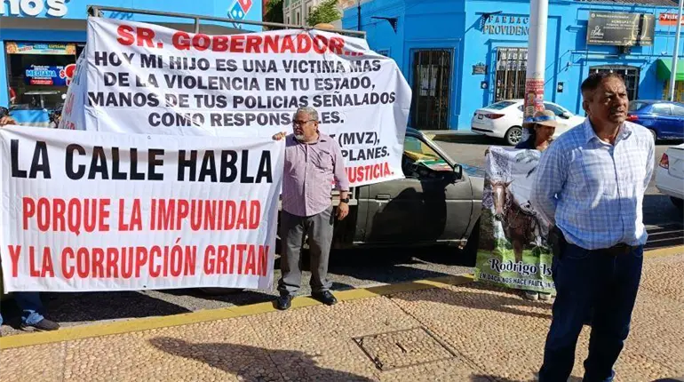 Padre de Rodrigo acusa encubrimiento de más elementos de la SSPC