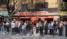 Taquería "La Dua" es abarrotada en su primer día en La Condesa
