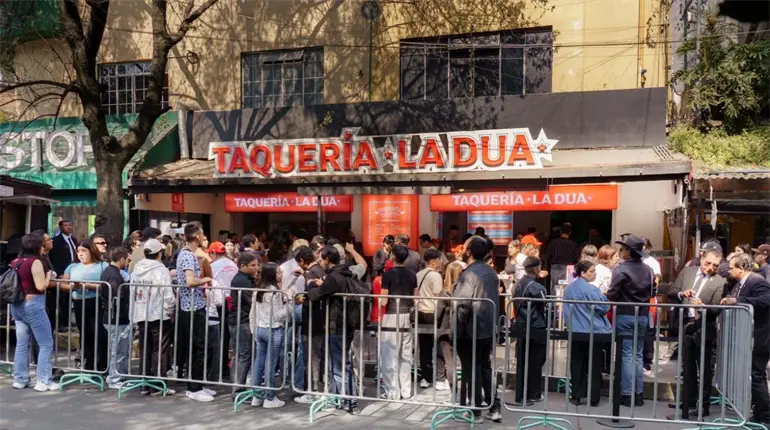Taquería "La Dua" es abarrotada en su primer día en La Condesa