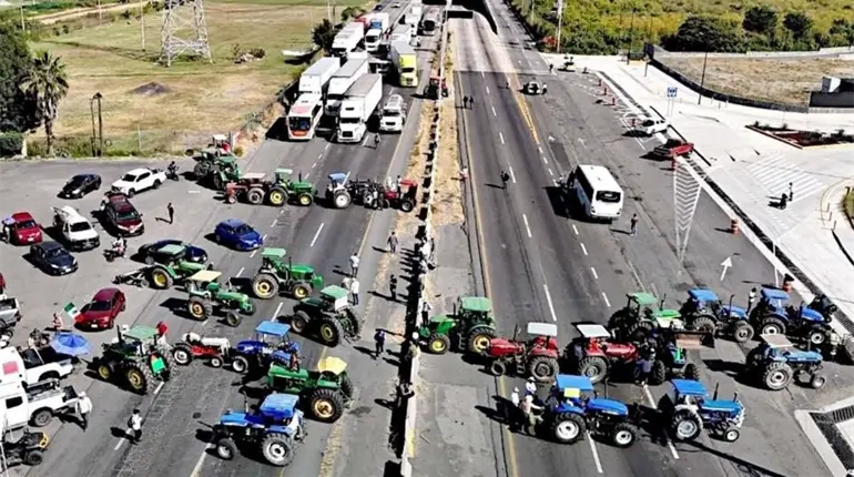 Campesinos reinician bloqueos carreteros contra Ley de Aguas en Zacatecas