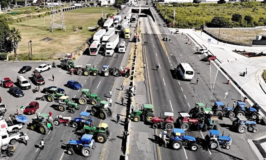 Campesinos reinician bloqueos carreteros contra Ley de Aguas en Zacatecas