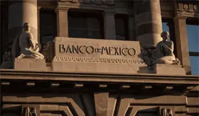 Analistas disminuyen pronóstico de crecimiento económico para 2025 y 2026, revela Banxico