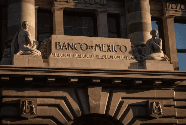 Analistas disminuyen pronóstico de crecimiento económico para 2025 y 2026, revela Banxico