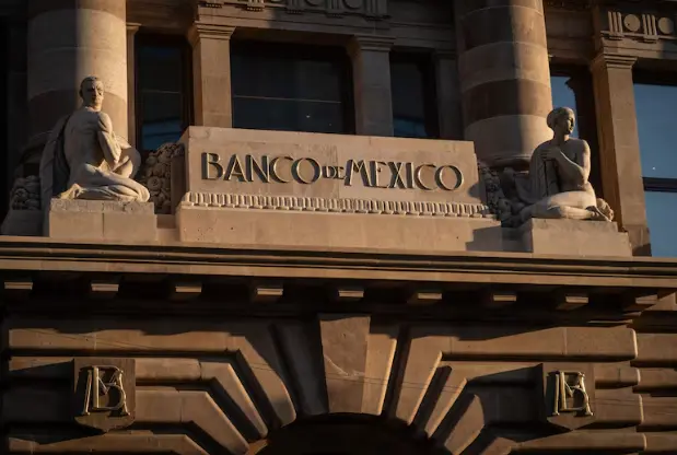 Analistas disminuyen pronóstico de crecimiento económico para 2025 y 2026, revela Banxico