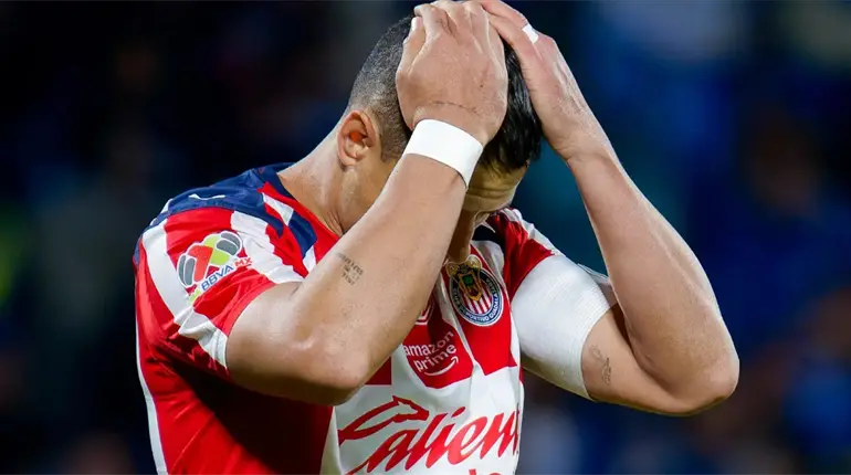 "Chicharito" no seguirá en Chivas, pero tampoco se retiraría