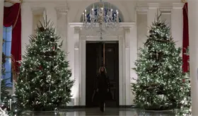 Adorna Melania La Casa Blanca con retratos de Trump y hasta 51 árboles de Navidad iluminados