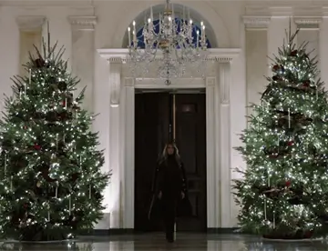 Adorna Melania La Casa Blanca con retratos de Trump y hasta 51 árboles de Navidad iluminados