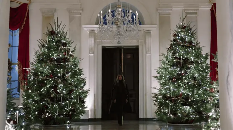 Adorna Melania La Casa Blanca con retratos de Trump y hasta 51 árboles de Navidad iluminados
