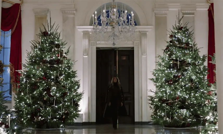 Adorna Melania La Casa Blanca con retratos de Trump y hasta 51 árboles de Navidad iluminados