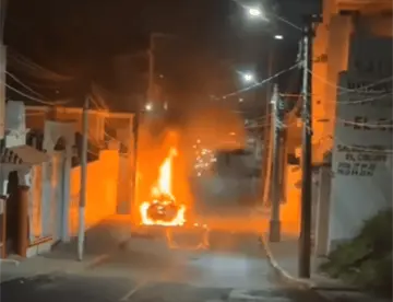 De nueva cuenta, incendian vehículo en la calle 17 de diciembre de Atasta