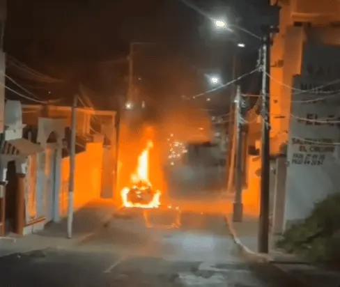 De nueva cuenta, incendian vehículo en la calle 17 de diciembre de Atasta