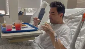 Omar Chaparro es hospitalizado y sometido a cirugía tras accidente en set