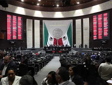 Diputados aprueban en lo general Ley de Aguas; Agricultores se manifiestan afuera de San Lázaro