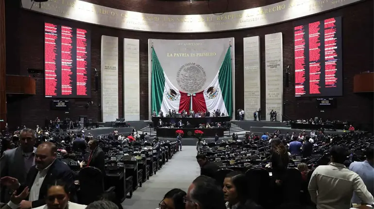Diputados aprueban en lo general Ley de Aguas; Agricultores se manifiestan afuera de San Lázaro