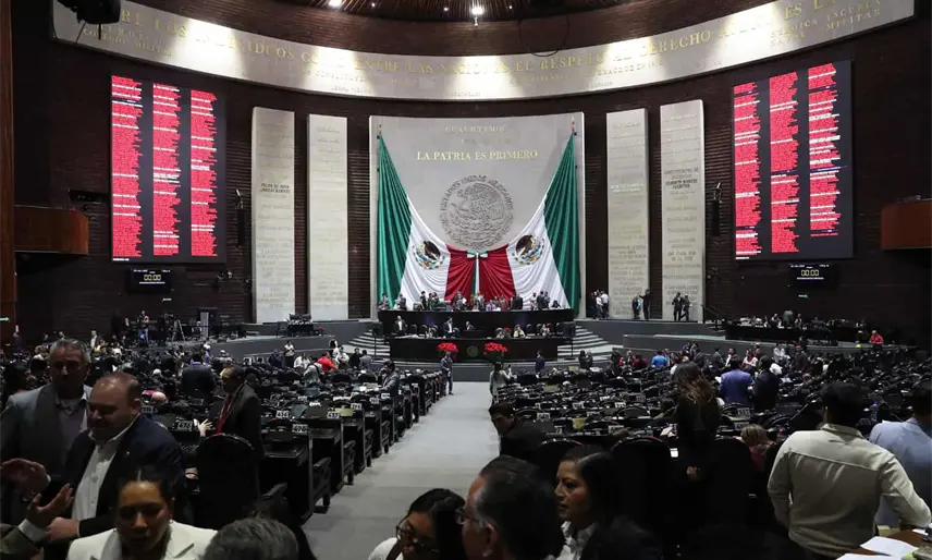 Diputados aprueban en lo general Ley de Aguas; Agricultores se manifiestan afuera de San Lázaro
